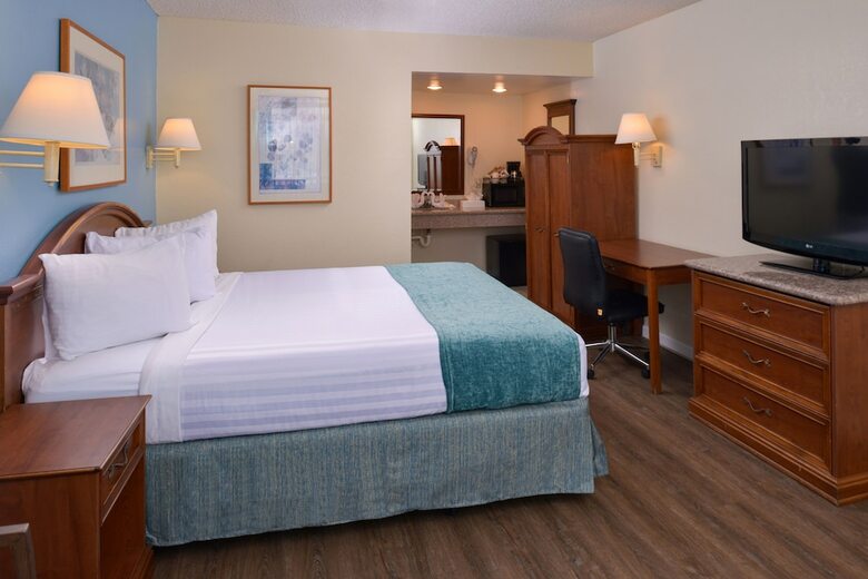 Hotel Edgewater Inn And Suites