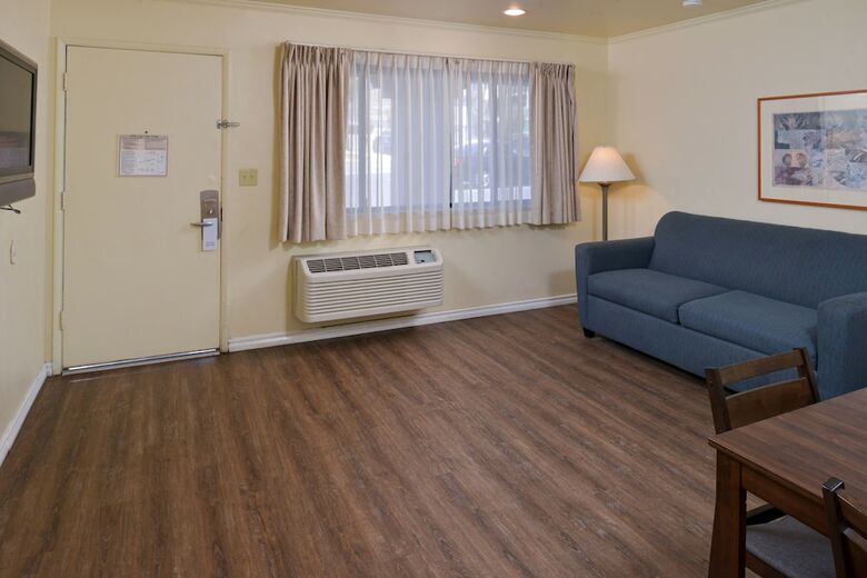 Hotel Edgewater Inn And Suites