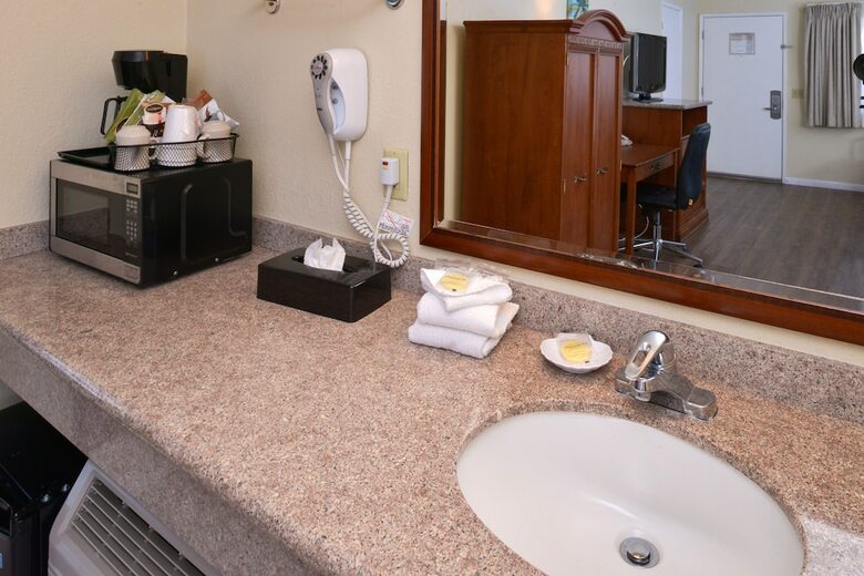 Hotel Edgewater Inn And Suites