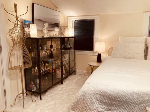 Luxurious Master Bedroom W/ 4k 65? Tv, Netflix, Desk For Work & Makeup