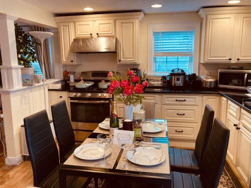 Luxurious Master Bedroom W/ 4k 65? Tv, Netflix, Desk For Work & Makeup