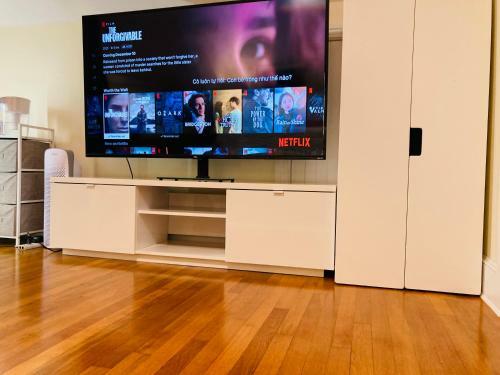 Luxurious Master Bedroom W/ 4k 65? Tv, Netflix, Desk For Work & Makeup