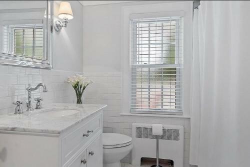 Luxurious Master Bedroom W/ 4k 65? Tv, Netflix, Desk For Work & Makeup
