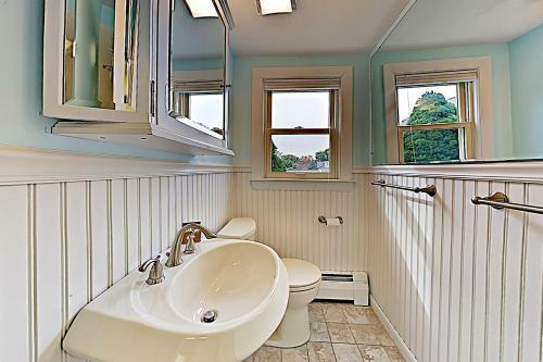 Falmouth Heights Bluff Side Cottage