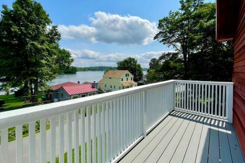 Lakeside Berkshires Home Near Hiking And Skiing