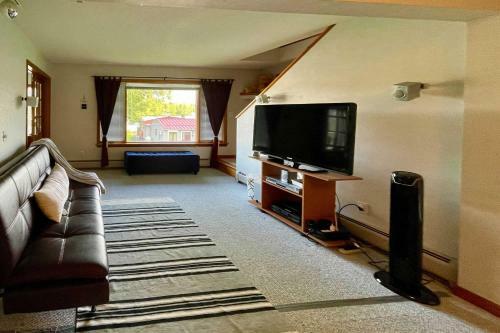 Lakeside Berkshires Home Near Hiking And Skiing