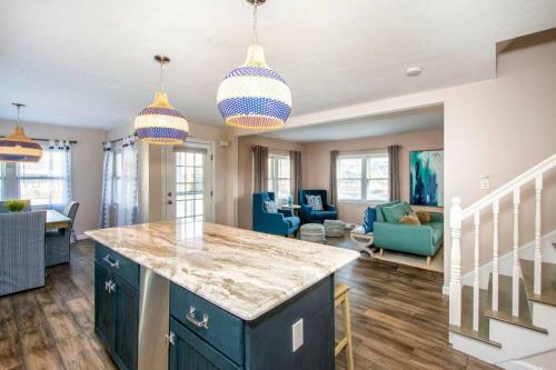 Large 5 Bdrm Home In Desirable Rexhame Beach!