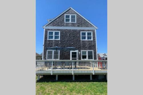 Large 5 Bdrm Home In Desirable Rexhame Beach!