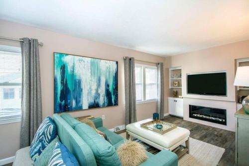 Large 5 Bdrm Home In Desirable Rexhame Beach!
