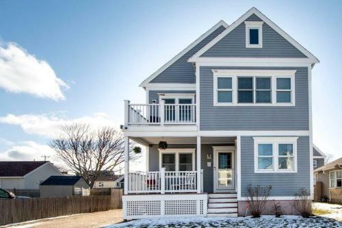 Large 5 Bdrm Home In Desirable Rexhame Beach!