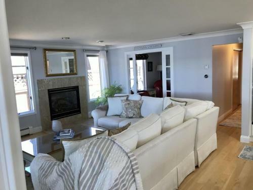 Beautiful Lakefront Vacation Property In Mashpee
