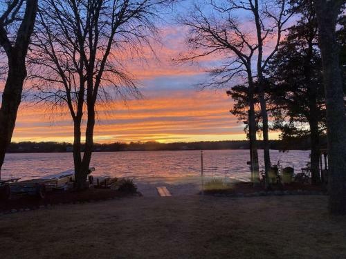 Beautiful Lakefront Vacation Property In Mashpee
