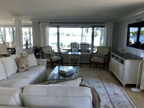 Beautiful Lakefront Vacation Property In Mashpee