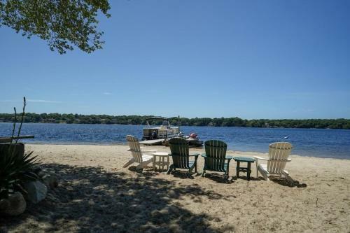 Beautiful Lakefront Vacation Property In Mashpee