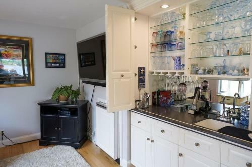 Beautiful Lakefront Vacation Property In Mashpee