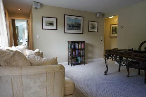 Beautiful Lakefront Vacation Property In Mashpee