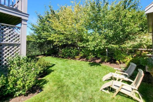 Sunny Getaway On Bike Path With Pool Access!