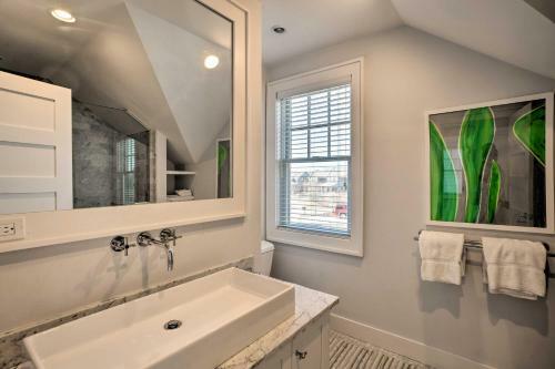 Sunny Getaway On Bike Path With Pool Access!