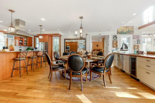 Oak Bluff Bungalow