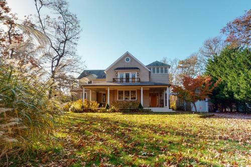 Oak Bluff Bungalow