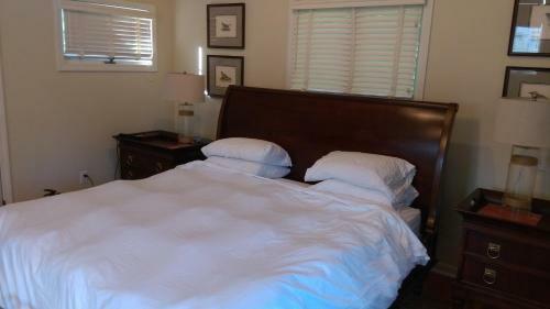 Hostal Spacious Master Bedroom And Bath