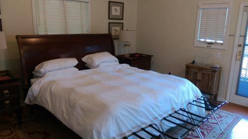 Hostal Spacious Master Bedroom And Bath
