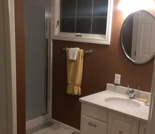 Hostal Spacious Master Bedroom And Bath