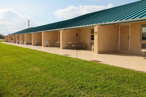 Posada Lake Grassy Inn & Suites
