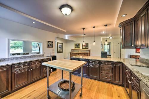 Peaceful Family Home With Fire Pit And Large Yard