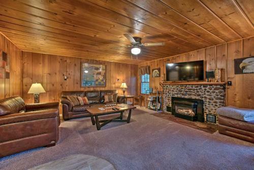 East Tawas Cabin With Deck, Backyard And Fire Pit
