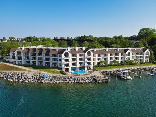 222 Edgewater Inn