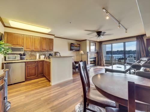 239 Edgewater Inn