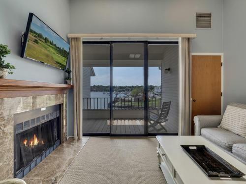 356 Edgewater Inn