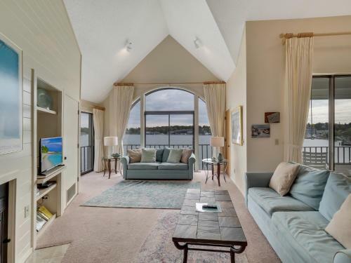 341 Edgewater Inn