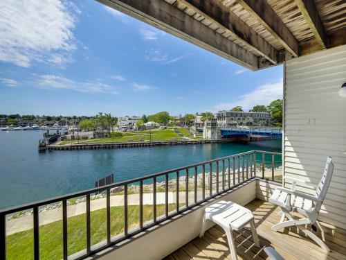 235 Edgewater Inn
