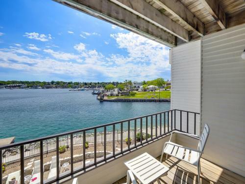 233 Edgewater Inn