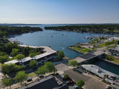 233 Edgewater Inn