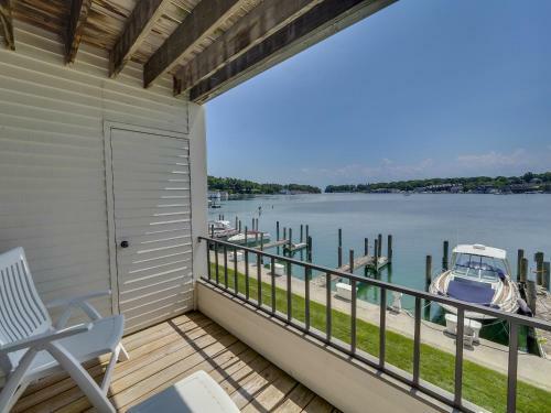 228 Edgewater Inn