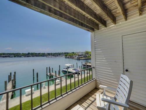 225 Edgewater Inn