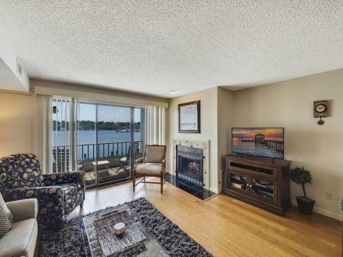 225 Edgewater Inn