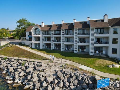 225 Edgewater Inn
