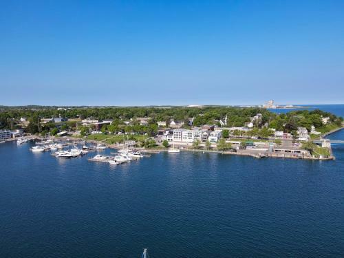 225 Edgewater Inn