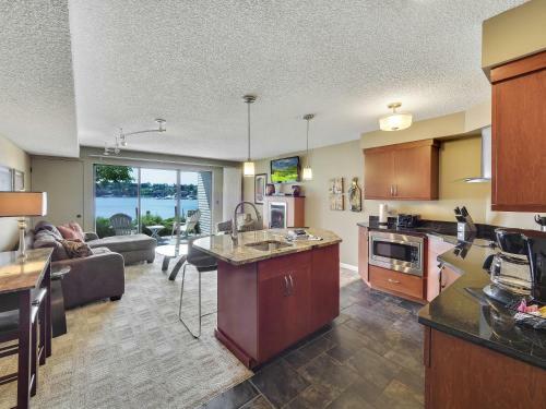 109 Edgewater Inn