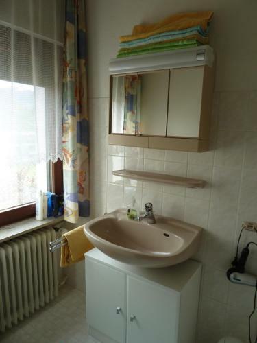 Modern M�bliertes Zimmer Mit Eigenem Bad