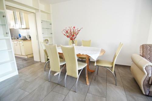 Zeitwohnen Im Sch�nem Haus Mit Gro�er Terrasse In K�ln-rath
