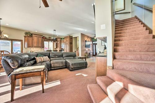 Homey Lakefront Hideaway With 2 Decks And Dock!