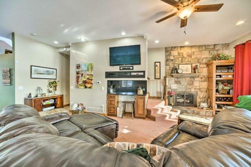 Homey Lakefront Hideaway With 2 Decks And Dock!