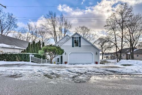 Homey Lakefront Hideaway With 2 Decks And Dock!