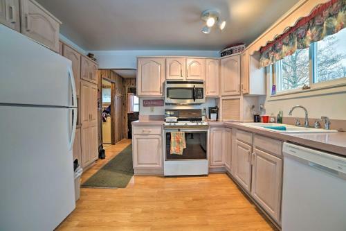 Charming Lakefront Home With Fire Pit And Yard!