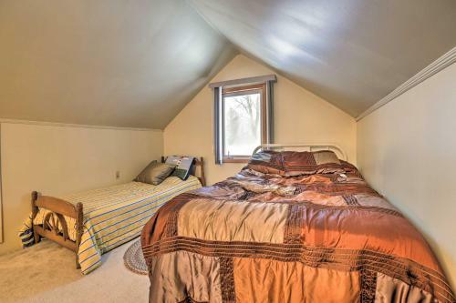 Charming Lakefront Home With Fire Pit And Yard!